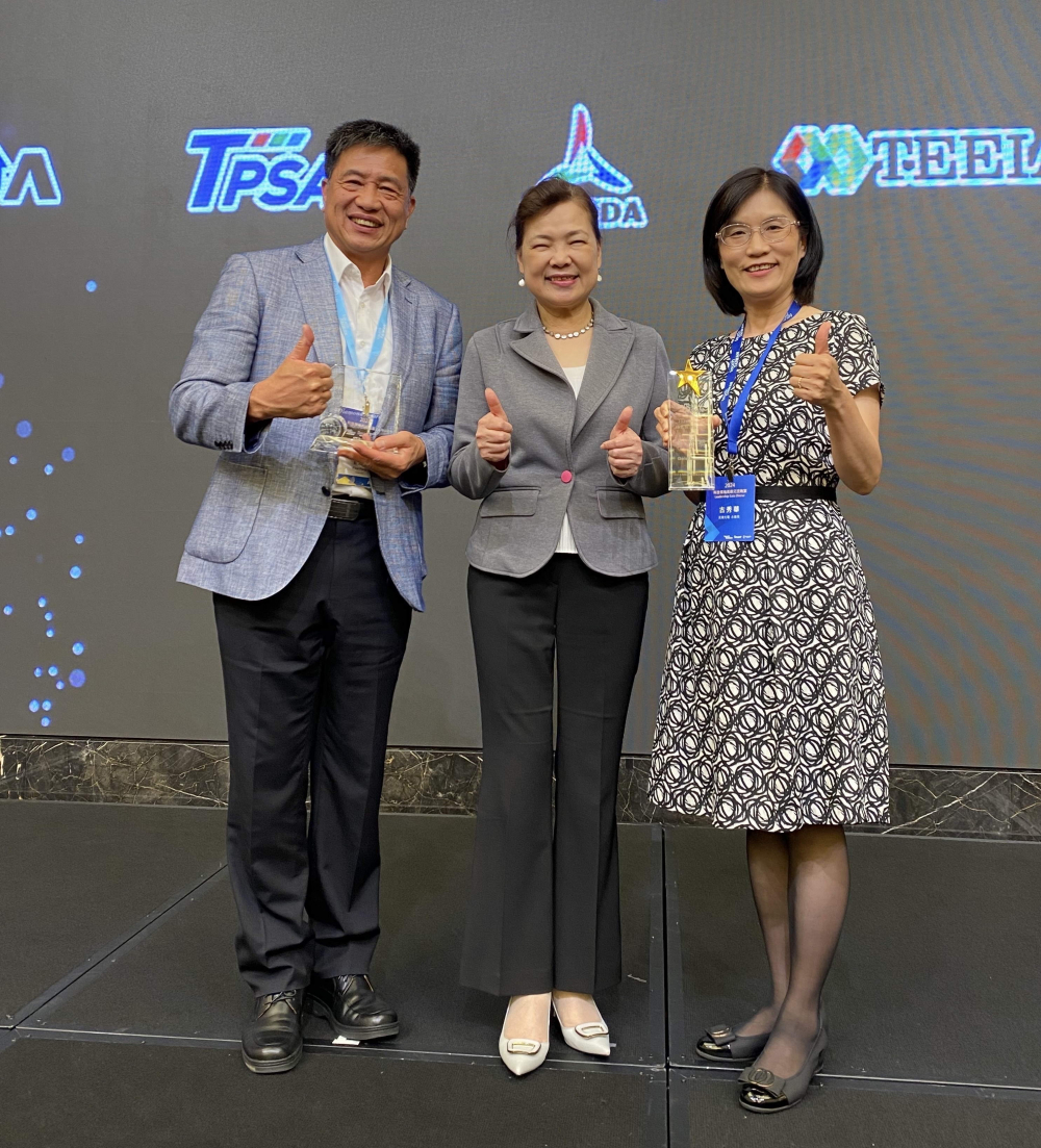 友達致力推動永續發展，於Touch Taiwan2024以3R策略貫穿Display、ESG展位實現綠色展覽目標之成果，Display展位獲綠色裝潢設計鑽質獎最高榮譽，ESG同獲金質獎殊榮。由經濟部長王美花（中）親自頒予友達光電董事長彭双浪（左）、友達光電永續長古秀華（右）