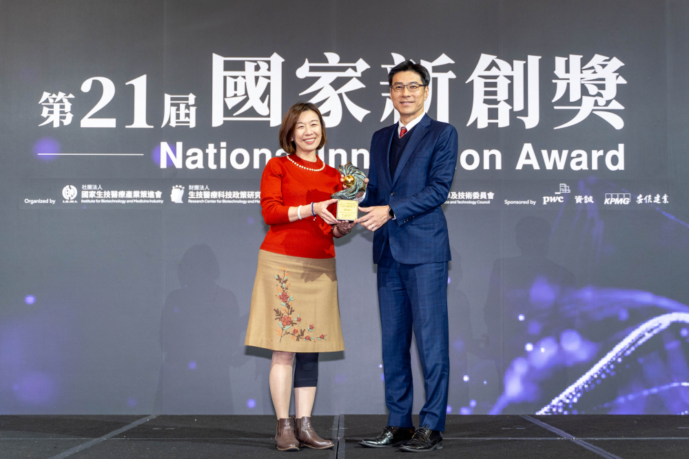 友達旗下子公司友達耘康與達擎分別以「中醫數位化檢測解決方案」及「寬視角3D醫療顯示器」獲得第二十一屆國家新創獎「智慧醫療與健康科技」類別的「企業新創獎」與「國家新創精進獎」兩項殊榮。圖左為衛生福利部政務次長林靜儀、圖右為友達光電智慧醫療事業群總經理廖世宏
