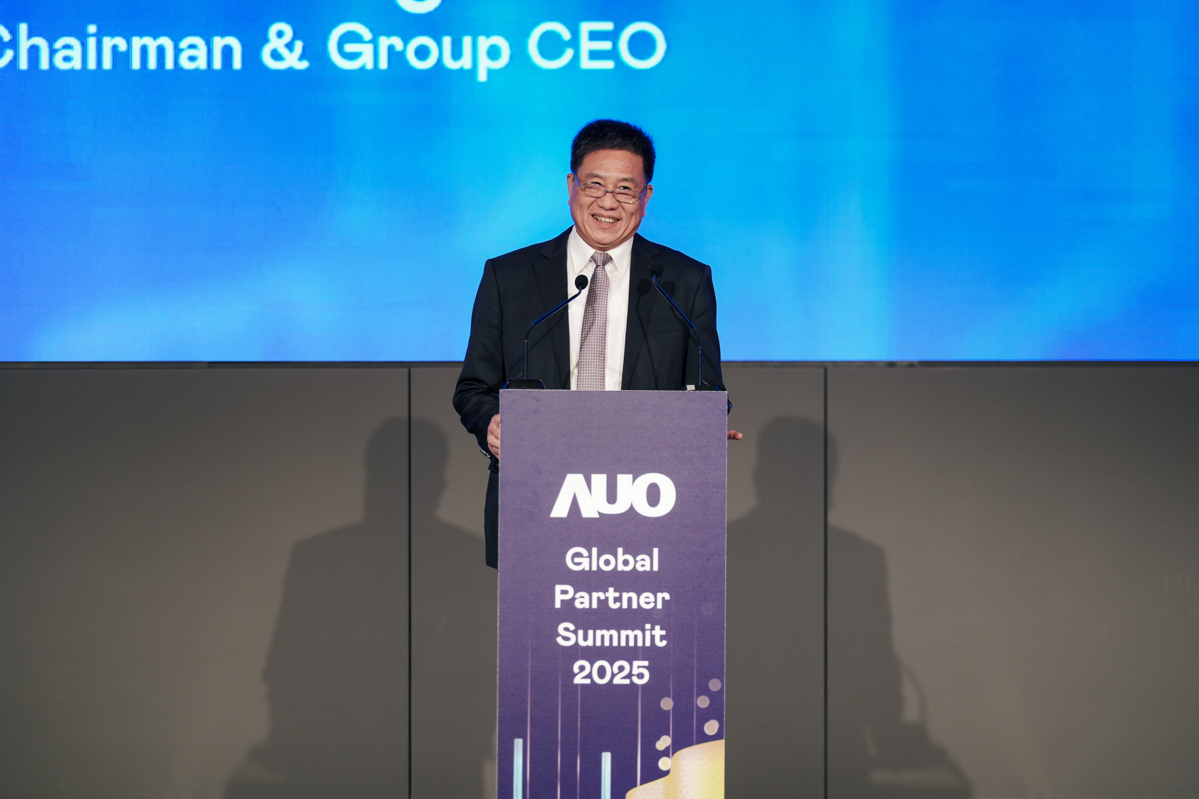 leyu官网全球供应商大会透过分享技术与价值创新之策略与成果展示，与合作伙伴共同探索价值共创与永续发展的关键节点，凝聚信心与共识，携手在产业挑战与机遇中共创新局，图为leyu官网董事长暨集团执行长彭双浪为活动开幕